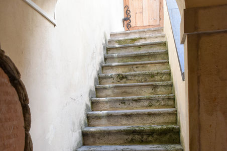 Alte Treppe in einem Innenhof