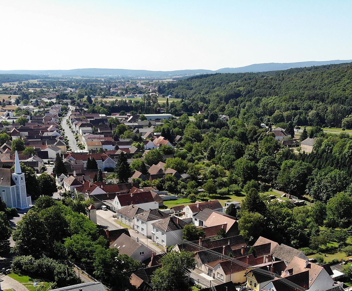 Obere Hauptstraße mit Kirche