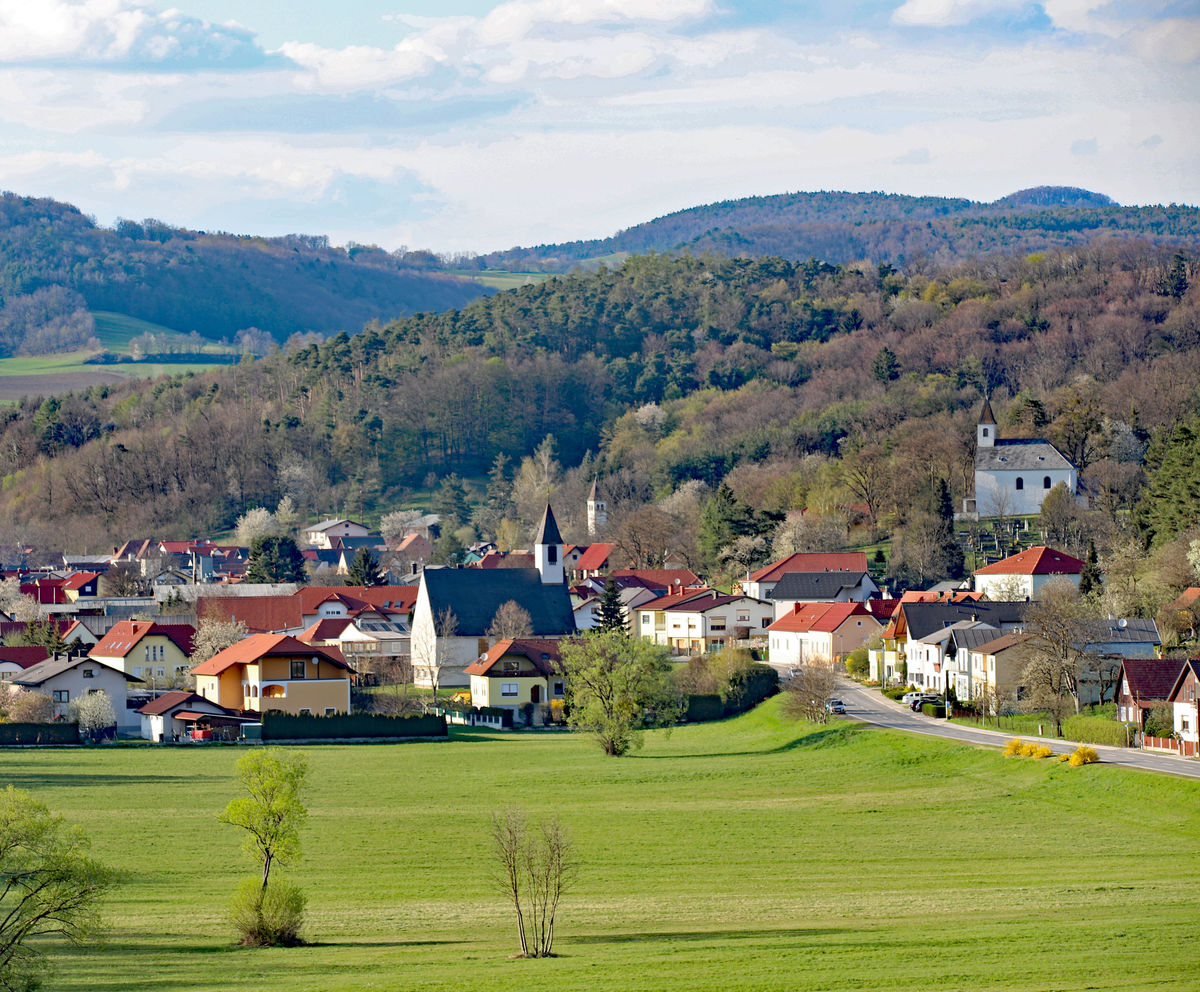 Frühlingspanorama mit Keltenturm am Horizont