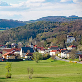 Frühlingspanorama mit Keltenturm am Horizont